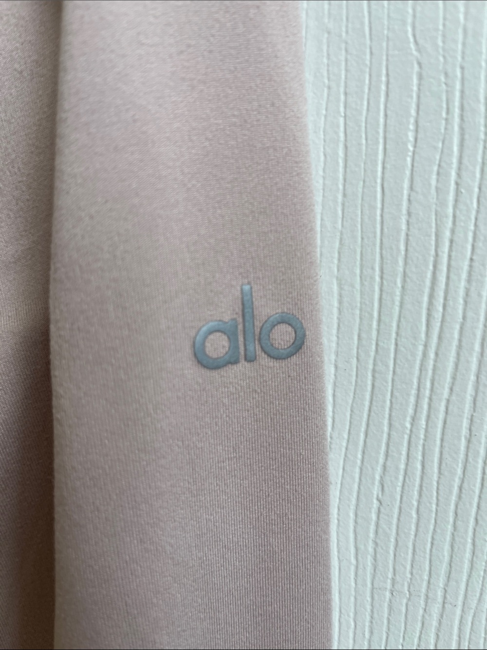 ALO Yoga long sleeve top with thumb cut out - Picture 4 of 5